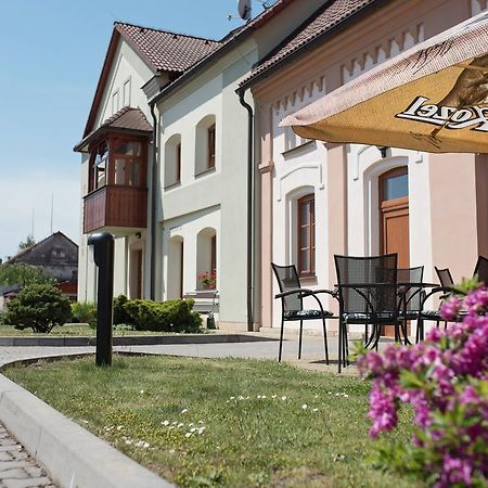 Hradec Králové Penzion Nad Oborou מראה חיצוני תמונה
